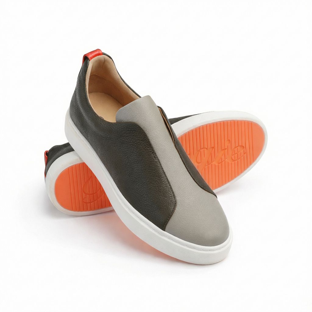 سنيكرز بوجيز جلد غزال محبب (Pebbled) – كاكي على بيج فاتح