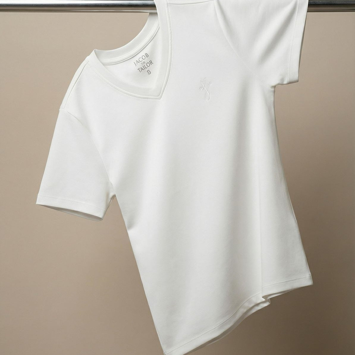 جاكوب ذا تايلور تي شيرت برقبة مثلثة من قماش بارد أبيض