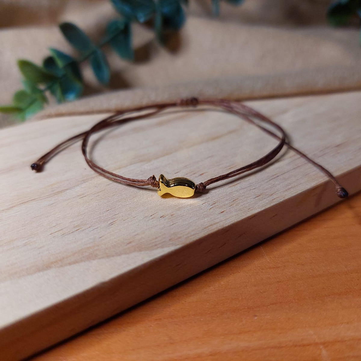 BROWN THREAD WITH GOLD FISH BRACELET